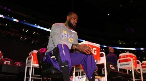 国王打国王复出，詹姆斯16分5失误错失绝杀