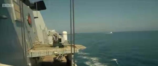 俄罗斯轰炸机实弹开火驱逐英国军舰