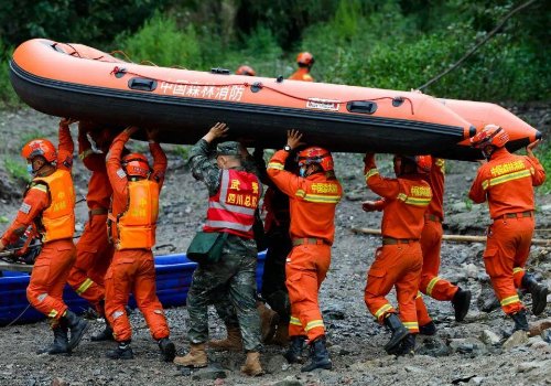 武警救援人员给受灾群众送月饼、送祝福，四川地震的受灾情况如何？