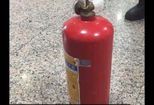 员工称不接受降薪被高管打伤，涉事高管：他也打了我