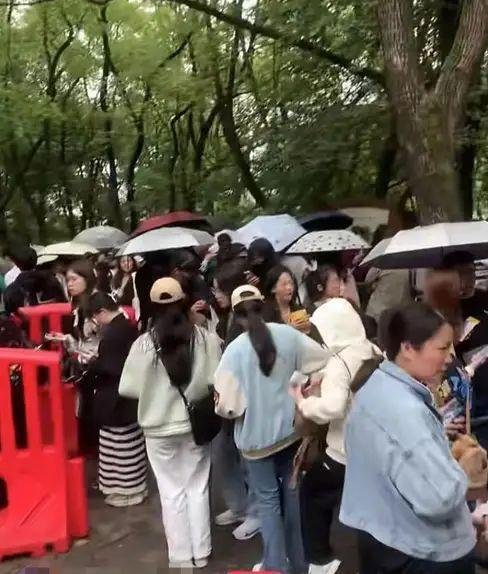 出火车站直奔五一广场，长沙到底来了多少人？第一批游客把长沙堵紫了！