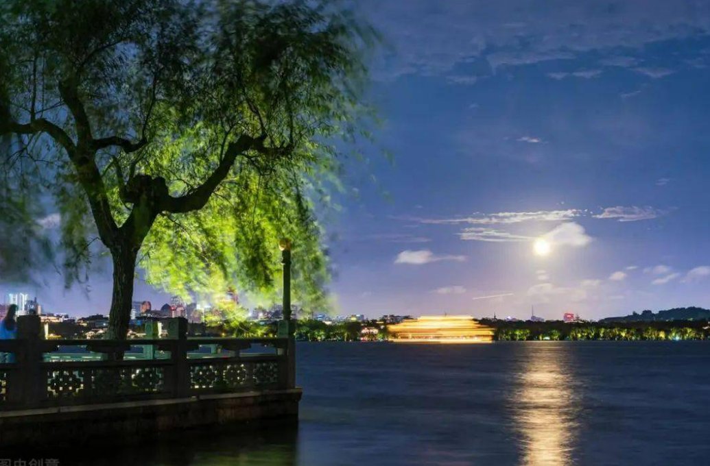 西湖明月出自哪里？