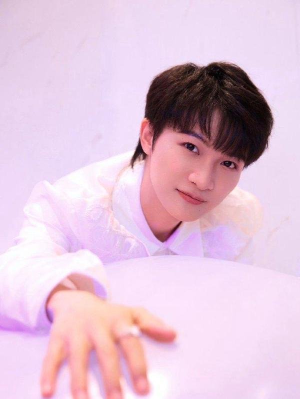 十年前惨遭《中国好声音》淘汰，今跨年晚会唱10首歌，周深赢麻了