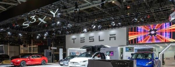 特斯拉人形机器人首次在中国亮相,还有两款新车首秀进博会