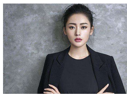 张天爱晒l型戒指是有对象了吗?