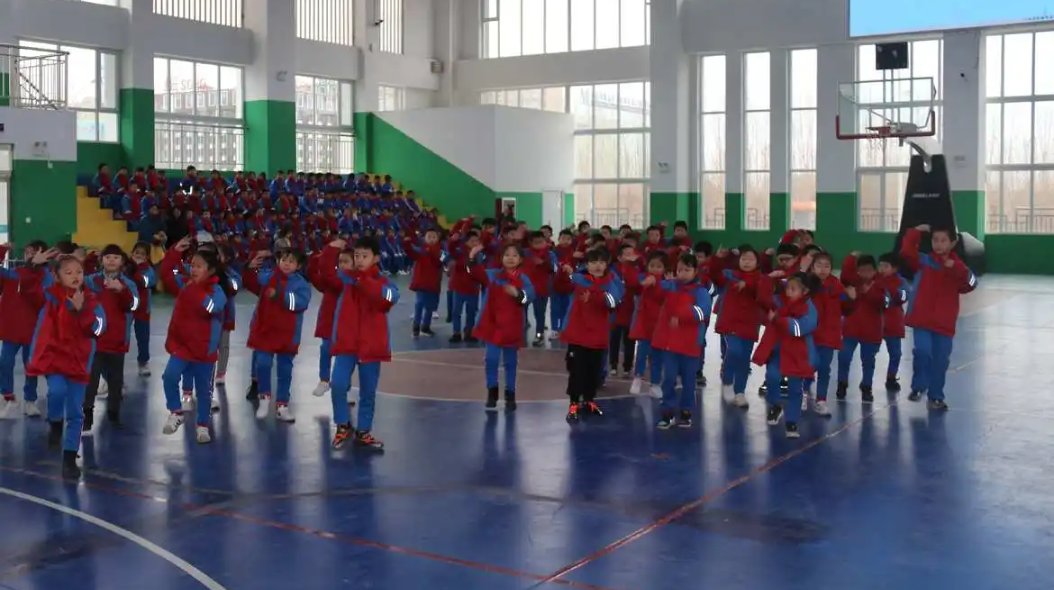 在体育馆的地上做操好吗