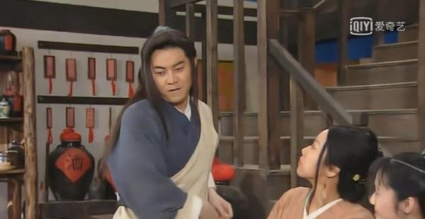 武林外传，白展堂被一老妇逼着脱衣，险被其砍下右手，真相如何？