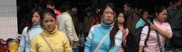 女老板殴打暑期工学生？被打男子为餐厅员工，因工资结算起冲突