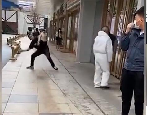 西安一外籍男子不戴口罩，侮辱攻击防疫人员，承担什么法律责任？