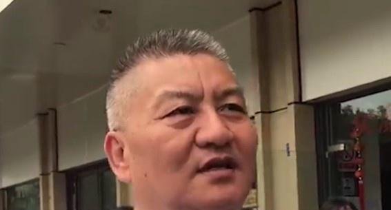 54岁考生梁实笑着走出考场 这是咋情况?