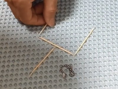 形状不能改变 动两个牙签 让糖如何在牙签外面