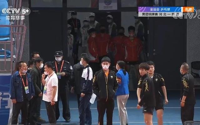 乒乓男团铜牌战因不明气味一度中断，此次比赛谁获得了铜牌？