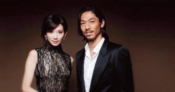 林志玲宣布结婚后首次现身,对粉丝微笑打招呼,幸福感满满