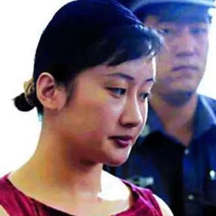 北京“空姐杀害富商案”纪实：逼婚不成，毒害正室，刀杀情夫，结果怎样了？