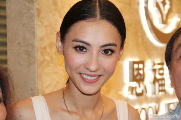 张柏芝举动真暖心，理性对待，50岁王菲为何要“大闹张柏芝新店”？