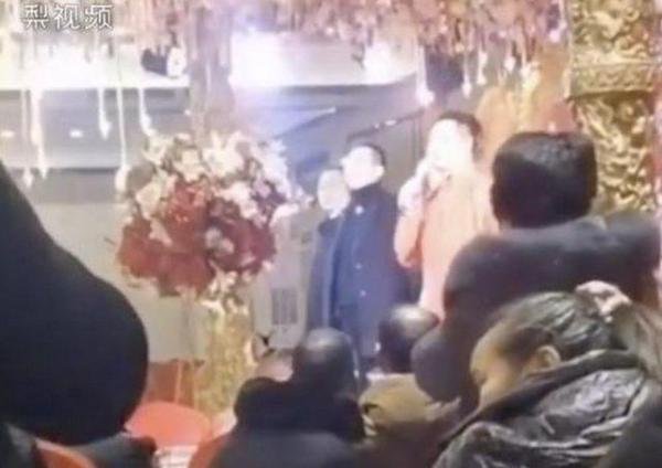 “不是为了钱!”新娘父亲回应内衣不合身拒绝接亲