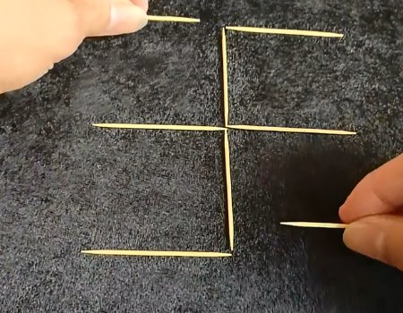 用8根牙签摆两个口字，动两根牙签变一个字