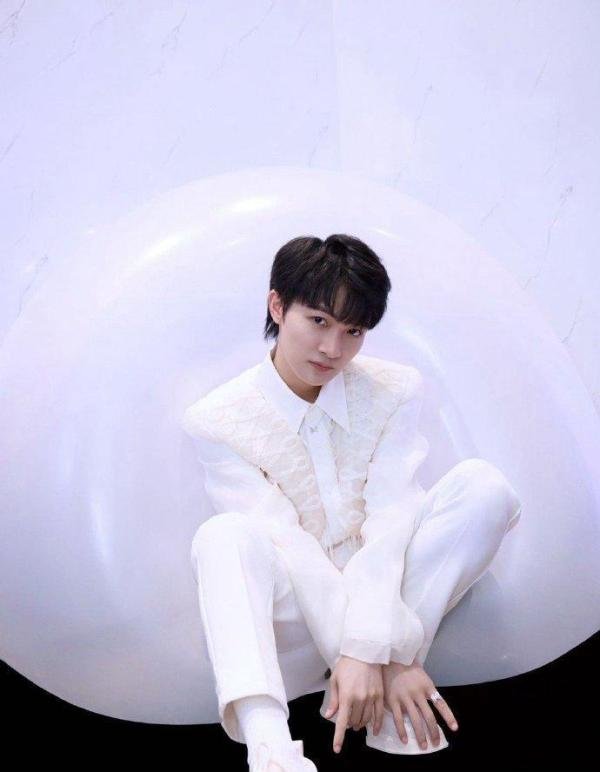 十年前惨遭《中国好声音》淘汰，今跨年晚会唱10首歌，周深赢麻了