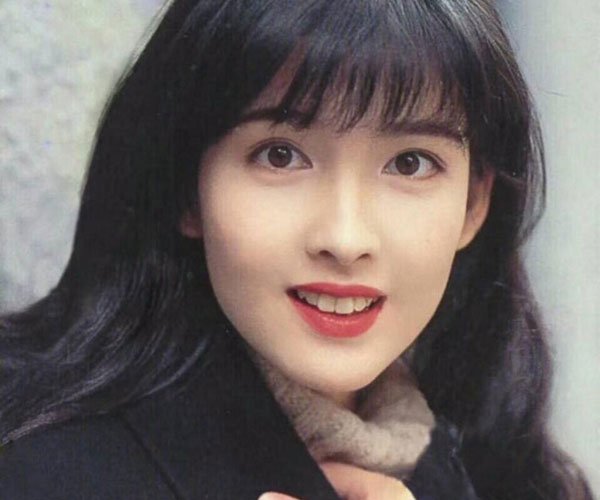 周慧敏在《女校风云》露点了吗？尺度大吗？