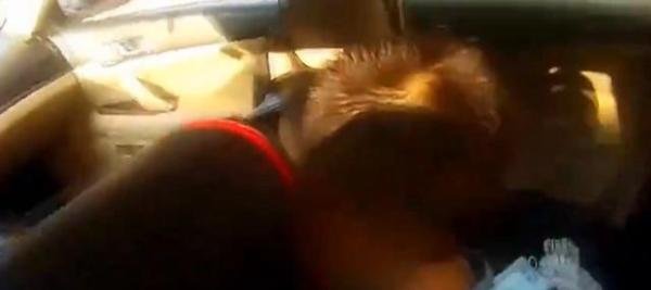 家人把孩子忘车内互相推卸责任，爸爸怪奶奶没照顾好