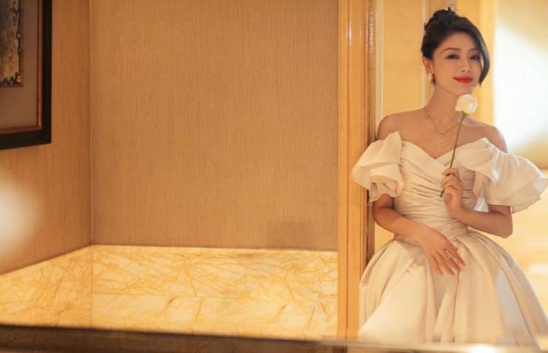 邓家佳百花奖复古公主造型引热议！网友们如何评价此造的？