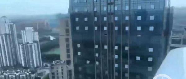 一小飞机超低空穿越成都城区高楼，四川2家涉事公司被处罚款