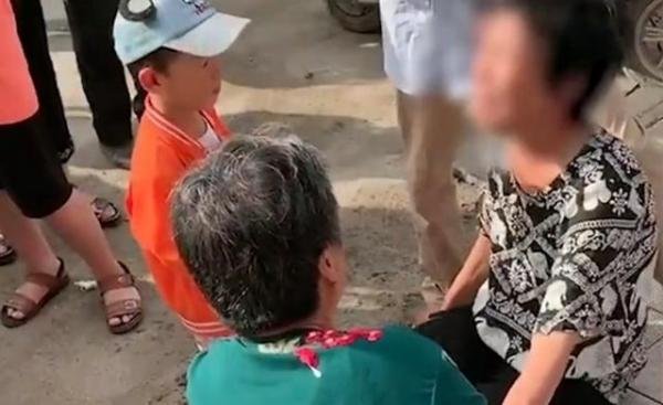 老人6000多元卖粮款被偷后绝望大哭，气得直扇自己脸