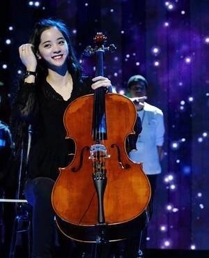 亚洲第一人！欧阳娜娜登NASA颁奖典礼拉琴演奏