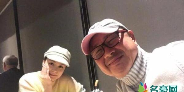 刘镇伟与阿娇饮茶 两人对镜灿笑画面十分温馨