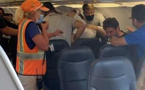 老人拒绝戴口罩遭乘客围殴，直接不让坐了，立马赶下飞机