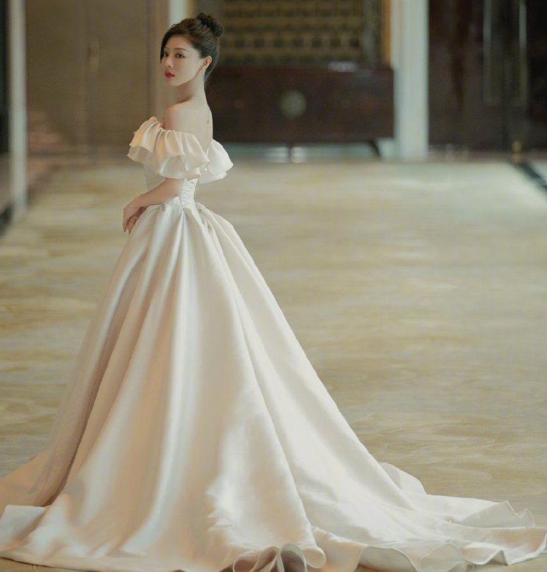 邓家佳百花奖复古公主造型引热议!网友们如何评价此造的?