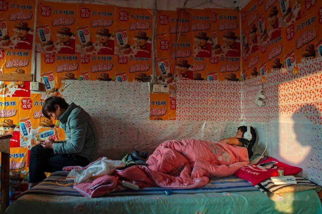 四川一男子15年前将妻弟媳妇卖给工友被公诉，这构成了什么犯罪行为？