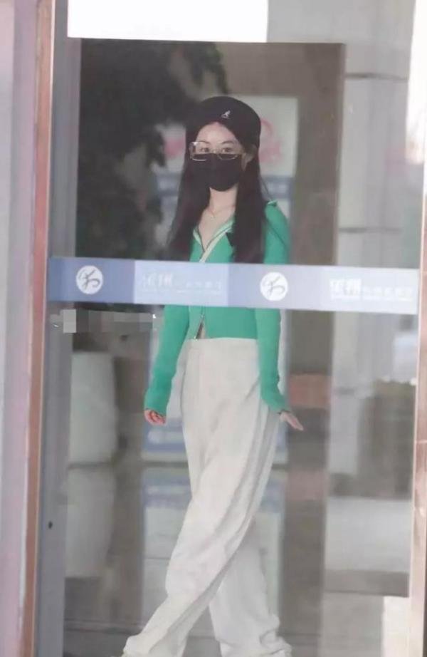 谢娜回归《快本》？生完二胎后首次现身机场，将与赵丽颖一起录制