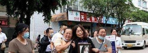 戏精洪峤自吹“国安”忽悠小弟，合谋残杀漂亮女友，庭审死不悔改