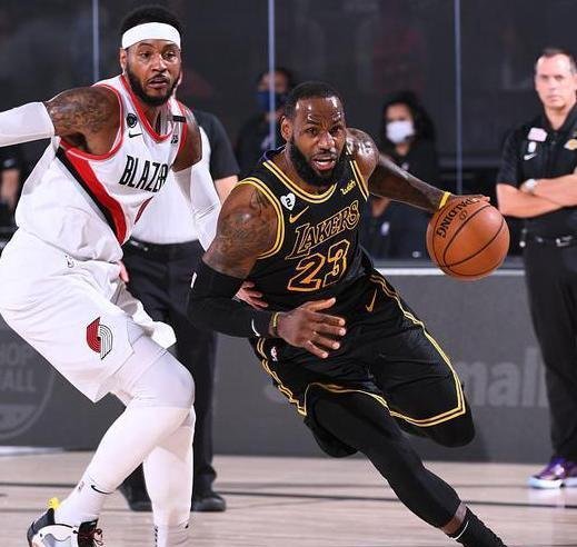 没悬念了！詹皇30+10爆锤开拓者，半场干拔三分怒视全场