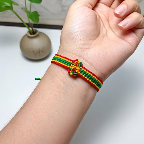 五彩绳戴在左手还是右手