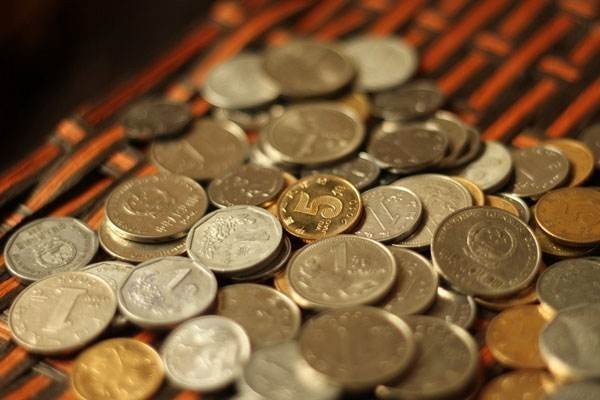 “售票员拒收1毛硬币称没人要”这样做法是否合理？是否构成违法？