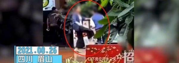 女老板殴打暑期工学生？被打男子为餐厅员工，因工资结算起冲突