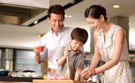 被指是打人者还与民警合影，涉事男子对此是如何回应的？事情的真相是什么？