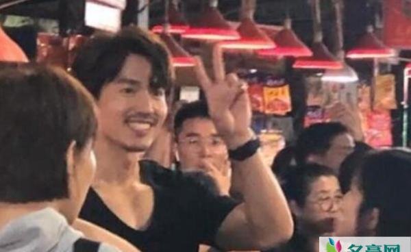 言承旭拍片被围观 高挑身材在人群中相当显眼