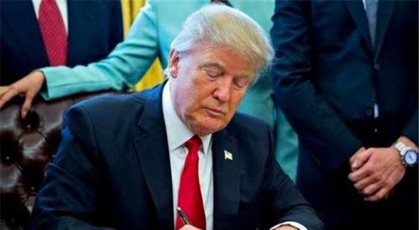 “我还会回来的”！特朗普在白宫留了字条，拜登就职总统首次发声