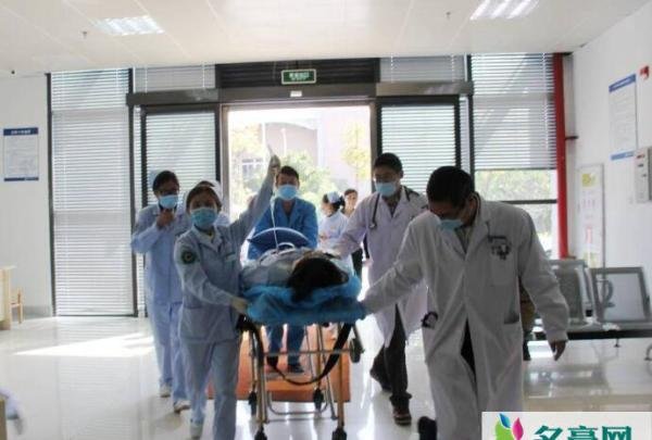 压断肋骨救回朋友 揭露男子压断肋骨救回朋友事件始末是怎么回事