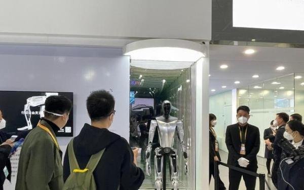 特斯拉人形机器人首次在中国亮相，还有两款新车首秀进博会