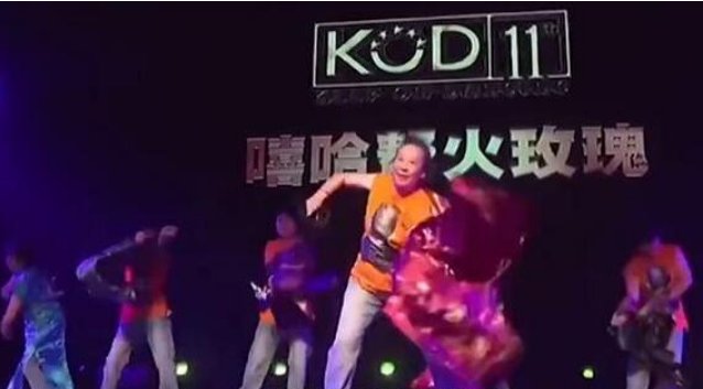 六旬阿姨组女团跳街舞10年走红网络,阿姨们身上的哪些精神值得我们学习?