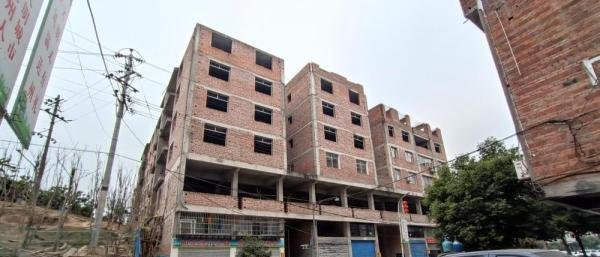 女子买房9年还未封顶，每逢过年回家借住亲戚家 镇政府：已与开发商联系