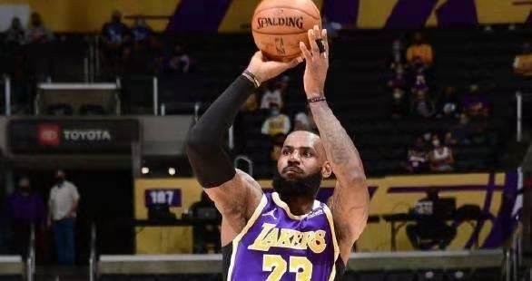 国王打国王复出，詹姆斯16分5失误错失绝杀