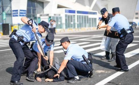 被指是打人者还与民警合影,涉事男子对此是如何回应的?事情的真相是什么?