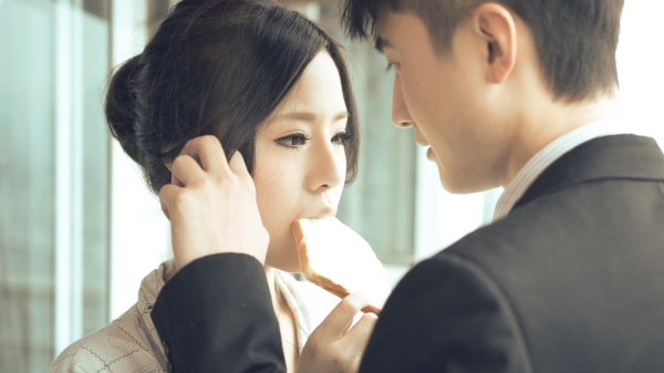 这两个人是谁.? 叫什么滴呀 他们有新浪微博么~~~~~~~~~~~