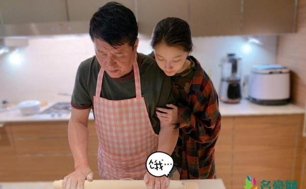 关晓彤学做炸酱面 网友大赞她将来会是好妻子