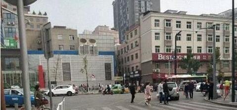 出租司机踹记者，结果被永久被行业除名，得罪记者不会有好下场